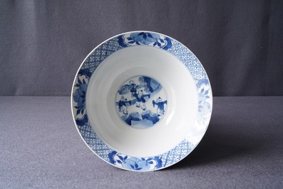 Un bol de type klapmuts en porcelaine de Chine en bleu et blanc, marque et &eacute;poque de Kangxi