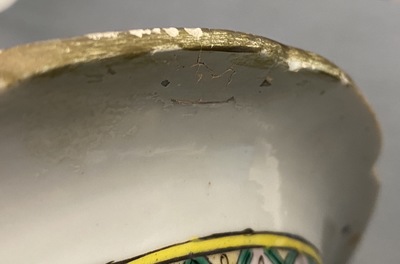 Une paire de vases en porcelaine de Chine famille rose, 19&egrave;me