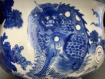 Un br&ucirc;le-parfum en porcelaine de Chine en bleu et blanc, &eacute;poque Transition