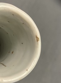Een Chinese blauw-witte kendi met floraal decor, Kangxi