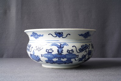 Een Chinese blauw-witte wierookbrander met kostbaarheden, Kangxi