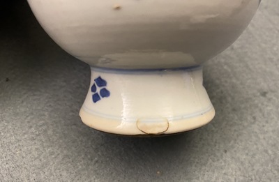 Drie Chinese blauw-witte sprenkelaars voor de Islamitische markt, Kangxi
