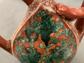 Une verseuse de type kinrande en forme de p&ecirc;che, Jiajing