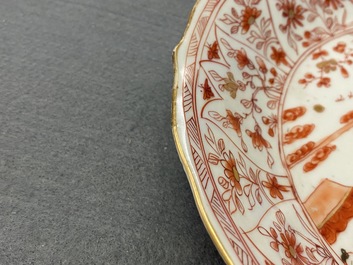 Trois assiettes en porcelaine de Chine en rouge de fer et dor&eacute;, Kangxi