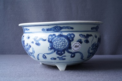 Een grote Chinese blauw-witte driepotige wierookbrander, Ming