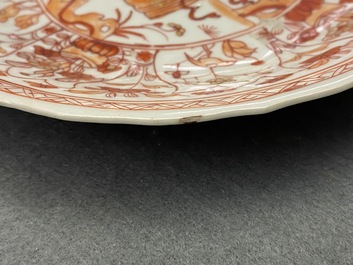 Trois assiettes en porcelaine de Chine en rouge de fer et dor&eacute;, Kangxi