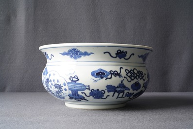 Een Chinese blauw-witte wierookbrander met kostbaarheden, Kangxi