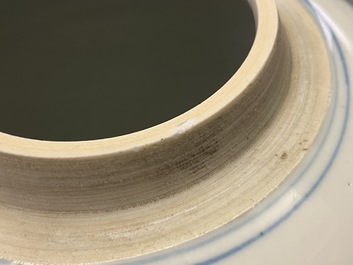 Un pot &agrave; gingembre en porcelaine de Chine en bleu et blanc &agrave; d&eacute;cor figuratif, Kangxi