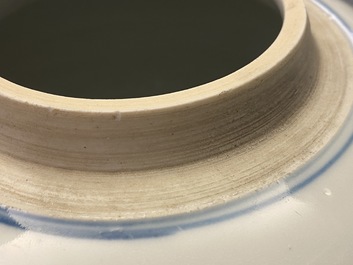 Un pot &agrave; gingembre en porcelaine de Chine en bleu et blanc &agrave; d&eacute;cor figuratif, Kangxi