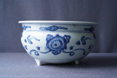 Een grote Chinese blauw-witte driepotige wierookbrander, Ming