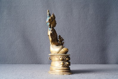 Een Chinese verguld bronzen figuur van Amitayus, 17/18e eeuw