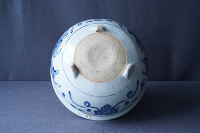 Een grote Chinese blauw-witte driepotige wierookbrander, Ming