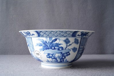 Un bol de type klapmuts en porcelaine de Chine en bleu et blanc, marque et &eacute;poque de Kangxi