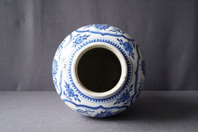 Un vase en porcelaine de Chine en bleu et blanc &agrave; d&eacute;cor de dragons, Kangxi