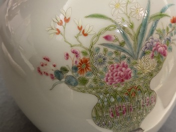 Een Chinese famille rose vaas met bloemvazen, Qianlong merk, Republiek