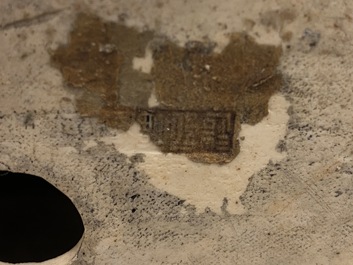 Une figure de Bouddha en porcelaine de Chine biscuit &eacute;maill&eacute; verte, marque en creux, R&eacute;publique