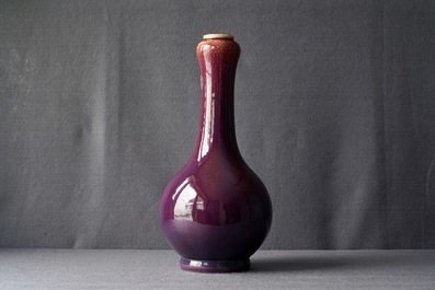 Un vase de forme bouteille en porcelaine de Chine dite 'flamb&eacute;', Qianlong