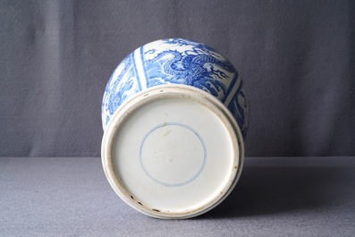 Un vase en porcelaine de Chine en bleu et blanc &agrave; d&eacute;cor de dragons, Kangxi