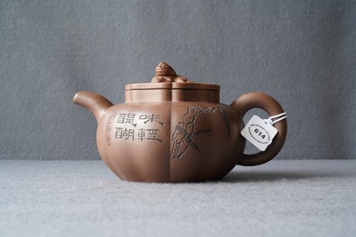 Une th&eacute;i&egrave;re couverte en gr&egrave;s de Yixing &agrave; inscription, marques en creux, Chine, 19/20&egrave;me