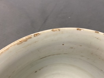 Un br&ucirc;le-parfum en porcelaine de Chine en bleu et blanc, &eacute;poque Transition