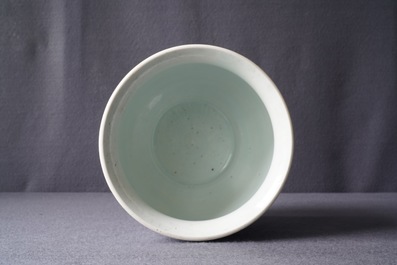 Un br&ucirc;le-parfum en porcelaine de Chine en bleu et blanc, &eacute;poque Transition