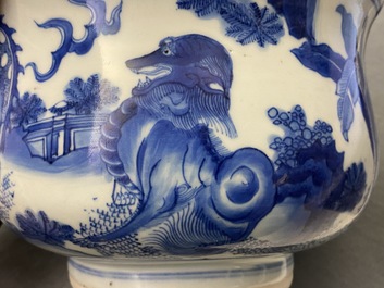 Un br&ucirc;le-parfum en porcelaine de Chine en bleu et blanc, &eacute;poque Transition