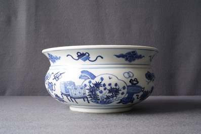 Een Chinese blauw-witte wierookbrander met kostbaarheden, Kangxi