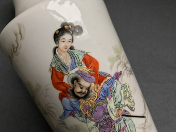 Une paire de vases de forme rouleau en porcelaine de Chine famille rose, 20&egrave;me