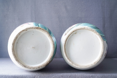 Une paire de vases de forme rouleau en porcelaine de Chine famille rose, 19&egrave;me