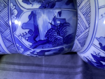 Une paire de vases de forme yenyen en porcelaine de Chine en bleu et blanc, Kangxi