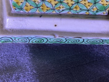 Un groupe en biscuit &eacute;maill&eacute; vert figurant Guanyin &agrave; l'enfant sur tr&ocirc;ne de lotus, Kangxi