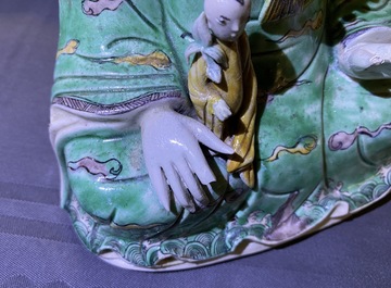 Un groupe en biscuit &eacute;maill&eacute; vert figurant Guanyin &agrave; l'enfant sur tr&ocirc;ne de lotus, Kangxi