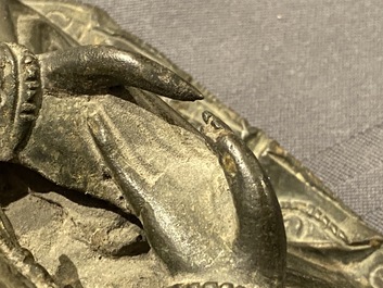 Une figure de Bouddha sur tr&ocirc;ne de lotus en bronze, Chine, Ming
