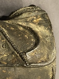 Une figure de Bouddha sur tr&ocirc;ne de lotus en bronze, Chine, Ming