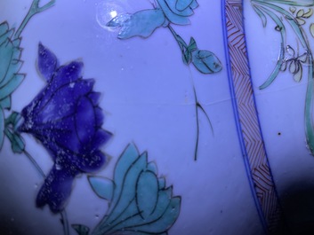Une paire de vases en porcelaine de Chine famille verte, Kangxi