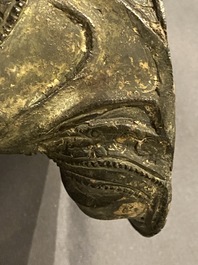 Une figure de Bouddha sur tr&ocirc;ne de lotus en bronze, Chine, Ming