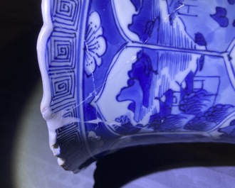 Une paire de vases de forme yenyen en porcelaine de Chine en bleu et blanc, Kangxi