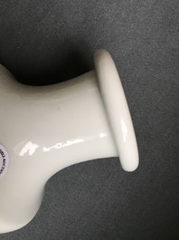 Une paire de vases de forme rouleau en porcelaine de Chine famille rose, 20&egrave;me