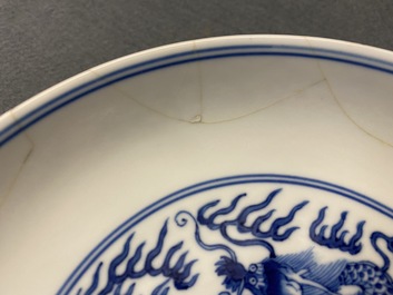 Een Chinees blauw-wit 'draken' bord, Qianlong merk en periode