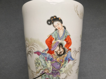 Une paire de vases de forme rouleau en porcelaine de Chine famille rose, 20&egrave;me
