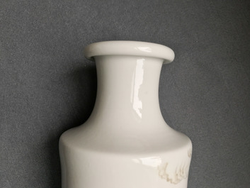 Une paire de vases de forme rouleau en porcelaine de Chine famille rose, 20&egrave;me