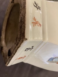 Une paire de vases de forme hexagonale en porcelaine de Chine qianjiang cai, 19/20&egrave;me