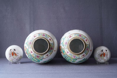 Une paire de vases couverts en porcelaine de Chine famille rose, 19/20&egrave;me