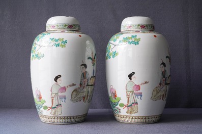 Une paire de vases couverts en porcelaine de Chine famille rose, 19/20&egrave;me