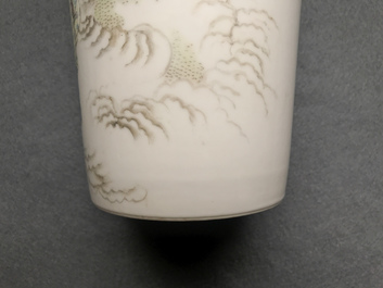 Une paire de vases de forme rouleau en porcelaine de Chine famille rose, 20&egrave;me