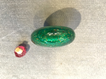 Une tabati&egrave;re en verre sandwich biotite, Verrerie Imp&eacute;riale, P&eacute;kin, Chine, 1720-1840
