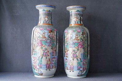 Une paire de vases de forme rouleau en porcelaine de Chine famille rose, 19&egrave;me