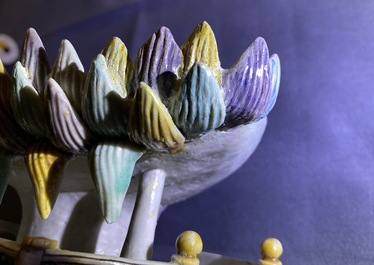 Un groupe en biscuit &eacute;maill&eacute; vert figurant Guanyin &agrave; l'enfant sur tr&ocirc;ne de lotus, Kangxi