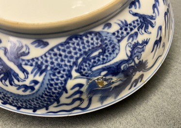 Een Chinees blauw-wit 'draken' bord, Qianlong merk en periode