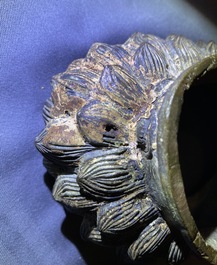 Une figure de Bouddha sur tr&ocirc;ne de lotus en bronze, Chine, Ming